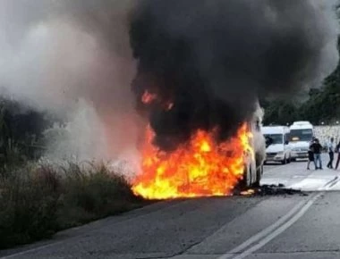 Λευκάδα: Λεωφορείο λαμπάδιασε εν κινήσει -Πρόλαβαν και βγήκαν οι επιβαίνοντες (βίντεο)